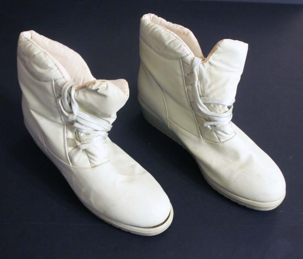 Trotters Ladies' Cream-Colored Winter / Snow Ankle Boots Size 12M